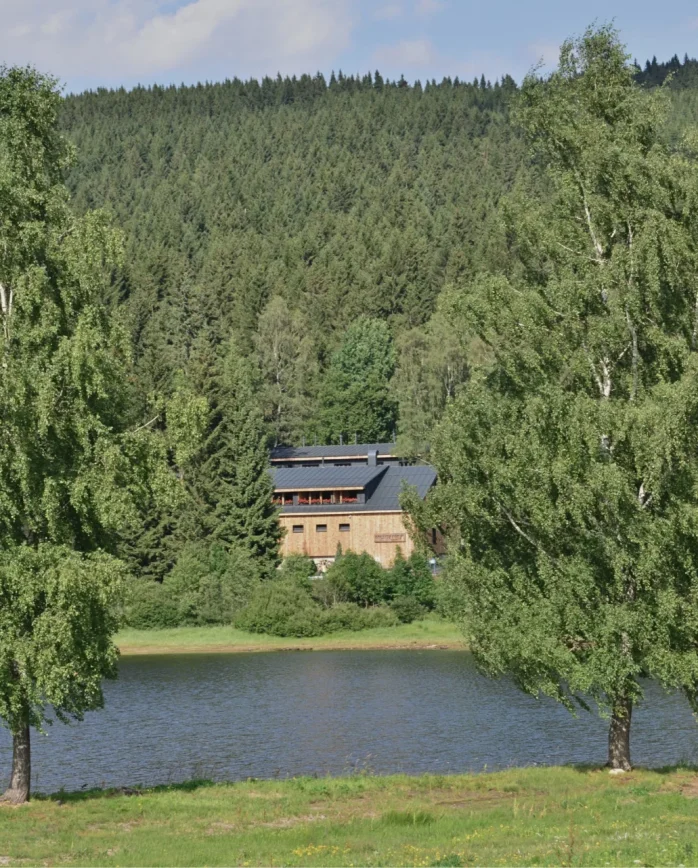 Resort Montanie u přehrady Souš obklopený smrkovými lesy Jizerských hor